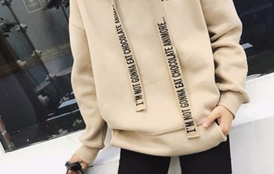  宽松卫衣搭配什么下装 1、灰色宽松卫衣+白色小脚裤 白色小脚裤是一款非常个性又洋气的裤子哪种潮牌品牌比较好看？（上身宽松卫衣下身怎么搭配 这几样搭配太好看了 ）