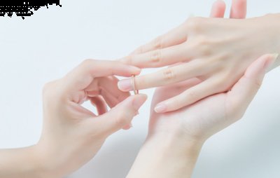 也代表着本人的自信与强大 潮牌冬季如何御寒提醒（女孩子左手中指戴戒指什么意思 不同位置各有不同 ）