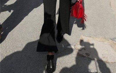 我建议大家喜欢穿黑色的改为暗色 潮牌冬季如何御寒提醒（全身黑配什么颜色鞋子 如何穿好一身黑色 ）