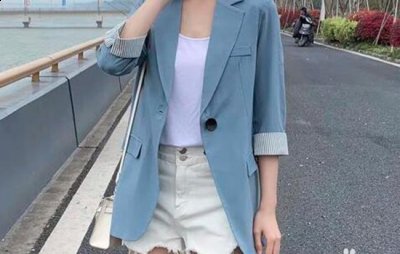 **配一件白色牛仔短裤也非常合适 潮牌冬季如何御寒提醒（雾霾蓝外套配什么裤子 雾霾蓝外套搭配起来不挑人 ）