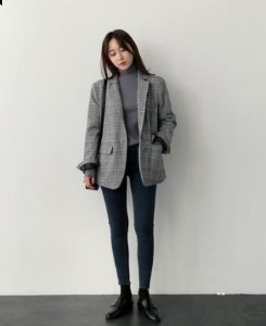 温柔、大方又显身材 潮牌冬季如何御寒提醒（女生烟灰色牛仔裤搭配 这四套搭配尽显气质 ）