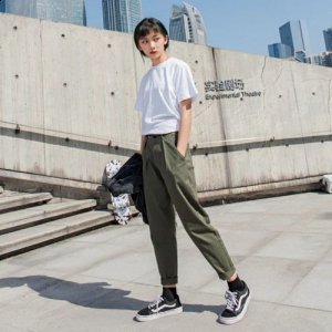 有点美式街头的感觉 2022秋冬潮牌新款推荐（女生工装裤搭配 女生这么穿也能酷酷的 ）