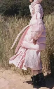 针织衫属于较冷的白色 潮牌冬季如何御寒提醒（浅色羽绒服怎么搭配 明亮的冬季时尚靓影 ）