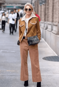 这样既展现了腿型又在视觉上拉长了腿长 潮牌冬季如何御寒提醒（羊羔绒外套搭什么裤子 提高你衣柜的利用率 ）