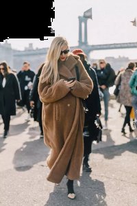 给整个造型增添了许多吸睛点 潮牌冬季如何御寒提醒（驼色羊羔绒外套怎么搭配 不当小胖熊 ）