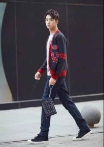  时尚博主韩火火也穿过这件针织开衫哪种潮牌品牌比较好看？（男生针织开衫怎么搭配好看 穿上它既是暖男也是型男 ）