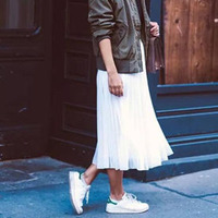 一双小白鞋拥有不会出错的选择 潮牌冬季如何御寒提醒（小白鞋配什么裤子好看 配这3条最为显瘦 ）