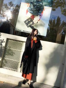 还有卡其色、焦糖色**哪种潮牌品牌比较好看？（风衣什么颜色好看 不同的颜色展现不同的风采 ）