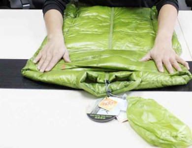  将羽绒服袖子以下的部分对折 潮牌冬季如何御寒提醒（棉服怎么叠节省空间 史上最节省空间叠法 ）