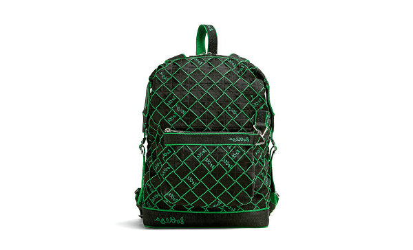 葆蝶家 WEBBING 包袋系列全新配色亮相，黑绿条纹