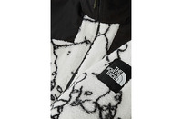 时下火热的户外单元 The North Face 便再次释出了全新联乘 2022秋冬潮牌新款推荐（北面 x Shantell Martin 全新联名系列上架，艺术气息浓郁）