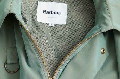  英国老牌 Barbour 在携手白山呈现了胶囊新作之后哪种潮牌品牌比较好看？（Barbour x UNITED ARROWS 全新联名定制外套系列上架）