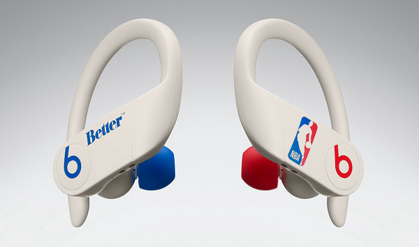  NBA 标志性的红蓝两色包裹左右耳塞与 Beats logo 元素 潮牌冬季如何御寒提醒（Beats x NBA x Better Gift Shop 三方联名耳机上市）