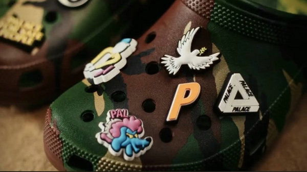这一次 Palace 选择了 Crocs Classic Clog 经典洞洞鞋进行重塑哪种潮牌品牌比较好看？（Palace x Crocs 全新联名 Classic Clog 鞋款发售信息揭晓）