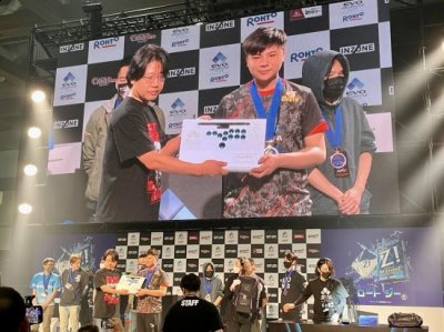 Xiaohai小孩在第一回合稍稍有些紧张 哪种潮牌品牌（EVO Japan 2023《拳皇15》决赛揭晓 中国选手小孩夺冠）