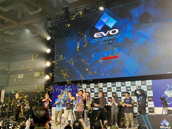 Xiaohai小孩在第一回合稍稍有些紧张 哪种潮牌品牌（EVO Japan 2023《拳皇15》决赛揭晓 中国选手小孩夺冠）