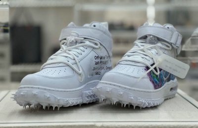  在 2022 年秋冬就曝光过多次的 Off-White™ x Nike Air Force 1 Mid「Graffiti」合作鞋款 2023年最新流行（Off-White x Nike AF1 Mid「Graffiti」联名鞋款即将发售）