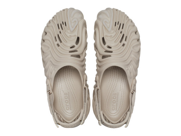  由知名鞋履设计师兼 Crocs Pollex Pod 系列总监 Salehe Bembury 设计的 Crocs Pollex Clog 近来又发布了新配色 – Horchata 杏仁咖 2023潮牌新款推荐（Crocs x Salehe Bembury 联名 Pollex Clog 新配色）