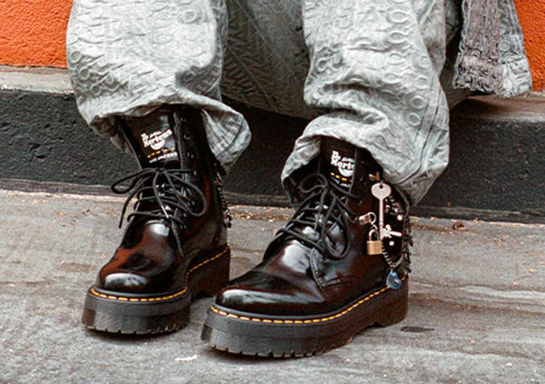 Marc Jacobs x Dr. Martens 全新联名鞋款.jpg