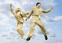 另外鞋款更可将凉鞋与内衬垫分开 喜爱潮牌有哪些（Feng Chen Wang x UGG 2023最新联名系列发售）