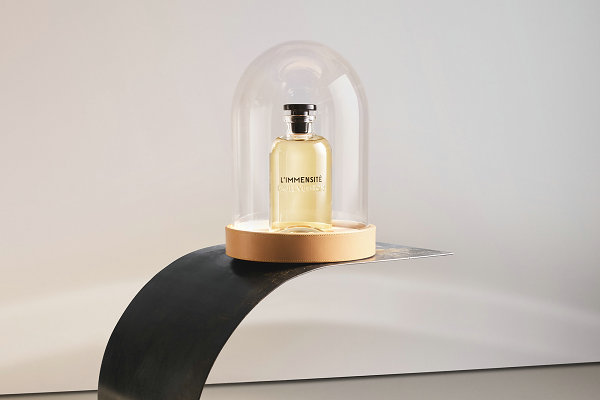 LV 路易威登全新限量版香潮牌资讯水系列出炉，巴卡拉水晶瓶身