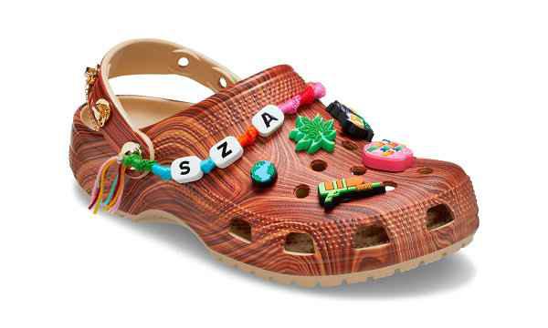 Crocs x SZA 全新联乘鞋潮牌信息款系列开售，木纹风格