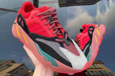 Yeezy 700 全新“Hi-Res Red”潮牌信息配色鞋款释出，Ye 又来整活？