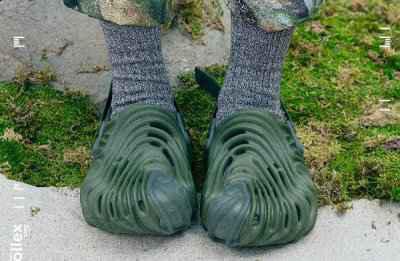 出街效果炸裂！ Salehe Bembury x Crocs 全新潮牌联名鞋款系列 中的绿色版本即将在 12 月 14 日起售