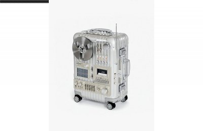 眼前这款行李箱依旧为潮牌品牌日默瓦最具辨识度的银色造型