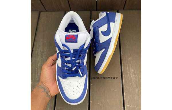  泡泡糖 Dunk SB 全新“Los A潮牌网ngeles Dodgers”配色鞋款 每双 110 美金