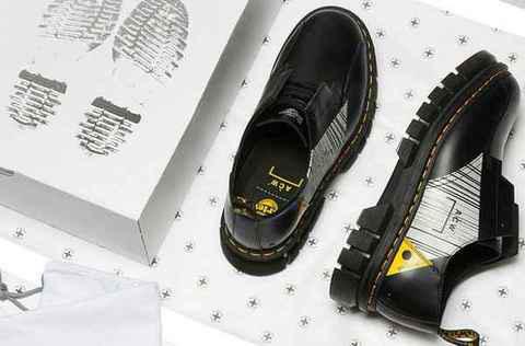 另外两款鞋子均有黑黄chaopai.com潮牌汇 AirWair 鞋环与黄色车线点缀（A-COLD-WALL* x 马汀博士全新联名鞋款系列亮相）