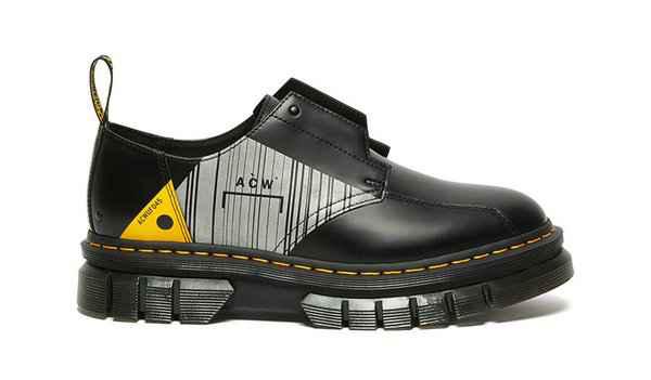 另外两款鞋子均有黑黄chaopai.com潮牌汇 AirWair 鞋环与黄色车线点缀（A-COLD-WALL* x 马汀博士全新联名鞋款系列亮相）