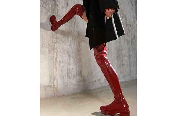 同时红与黑的纯色覆潮牌资讯盖也令整体造型极具个性（GiuseppeZanotti 全新乳胶靴款系列公布，红与黑）