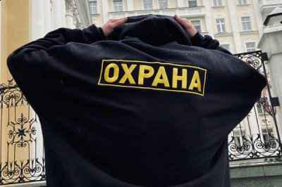 黄色的“OXPAHA”标chaopai.com潮牌汇识点缀也回应主题（Vetements x SV Moscow 全新合作“OXPAHA”系列来袭）