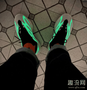  yeezy700v3如何才会夜光 yeezy700v3发光的潮牌品牌话需要我们手机手电筒贴着夜光部位照一会儿之后（yeezy700v3如何才会夜光 yeezy700v3夜光持续多久）