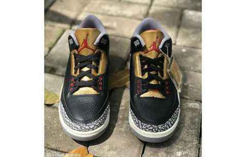 这双 Air Jordan 3 以“潮牌Black Gold”经典方案为基础（黑水泥 AJ3“Black Gold”奢华版鞋款即将登场）