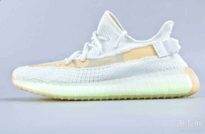 那就是比较潮牌品牌年轻的球迷（Yeezy为什么没有踩屎感 Yeezy为什么不能碰水）