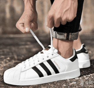 阿迪达斯和耐克分别只潮牌信息取得了2.05％和5.3％的利润（为什么Adidas的鞋容易臭脚 阿迪达斯鞋为什么那么贵）