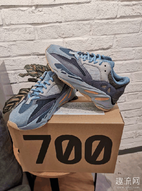 Yeezy 700 Carbon blue 碳蓝开箱测评 Yeezy 700碳蓝配色怎么选码