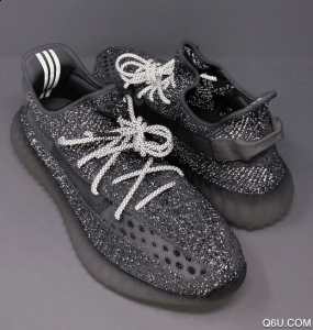 加入了黑色之后让整双鞋更具层次感潮牌汇潮牌网 Yeezy 350 Boost V2黑红拼接满天星 新奇大胆的配色营造（椰子满天星配色有哪些 yeezy满天星配色图片大全）