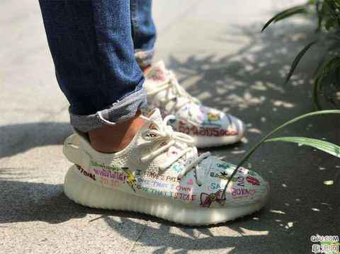 yeezy350 v2纯白涂鸦图案有哪些 yeezy350 v2纯白涂鸦图案推荐