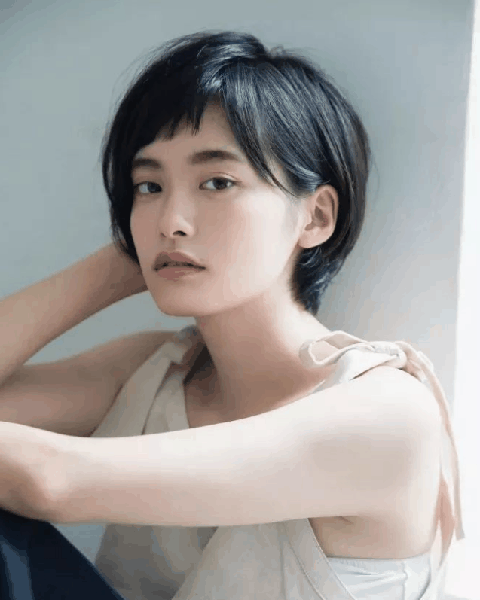  适当地打潮牌信息薄一点（女生“自然系”的发型有哪些 女生“自然系”的发型盘点）