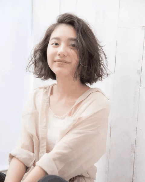  适当地打潮牌信息薄一点（女生“自然系”的发型有哪些 女生“自然系”的发型盘点）