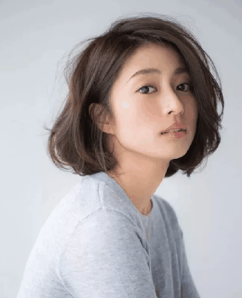  适当地打潮牌信息薄一点（女生“自然系”的发型有哪些 女生“自然系”的发型盘点）