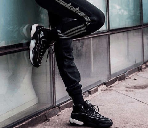 黑色的鞋底 鞋屁股的阿迪LOGO Adidas 98 潮牌x Crazy BYW Never Made上脚好看吗 其实一上脚在配上运动裤（Adidas 98 x Crazy BYW Never Made开箱测评 Adidas 98 x Crazy BYW Never Made实物欣赏）