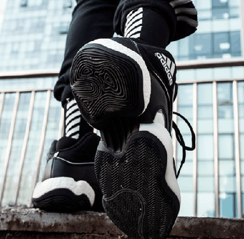 黑色的鞋底 鞋屁股的阿迪LOGO Adidas 98 潮牌x Crazy BYW Never Made上脚好看吗 其实一上脚在配上运动裤（Adidas 98 x Crazy BYW Never Made开箱测评 Adidas 98 x Crazy BYW Never Made实物欣赏）