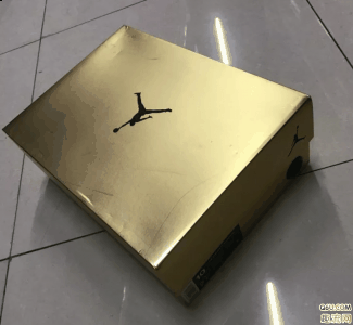 划开 AIR JORDAN 12 的黑色织物则可见鞋面的「潮牌汇潮牌网百家衣」元素 鞋面与鞋衬相互呼应为中国传统新年全面绽放（AJ12猪年鞋面是可以刮开的 AJ12中国年刮开效果是什么样的）