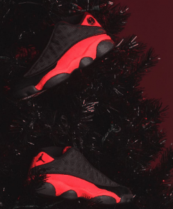且黑色部分有3D反光效果 鞋后跟分别是潮牌CLOT Logo 和 Jumpman Logo 鞋款中底采用红色翻毛皮材质（CLOT x Air Jordan 13黑红版圣诞发售 CLOT x Air Jordan 13 黑红版实物欣赏）