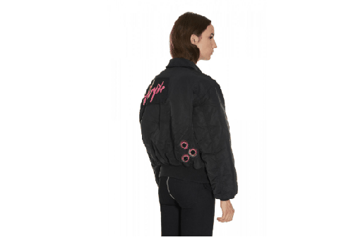 而这次的最新伙伴潮牌品牌则是人气非常高的 ALYX（ALYX Bomber Jacket 好看吗 KM20 联手 ALYX 限定 Bomber Jacket上市时间）