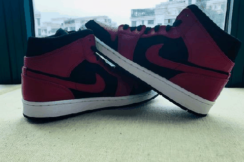 AIR JORDAN 1 MID黑红开箱测潮牌商城评 AIR JORDAN 1 MID黑红实物欣赏（AIR JORDAN 1 MID黑红开箱测评 AIR JORDAN 1 MID黑红实物欣赏）